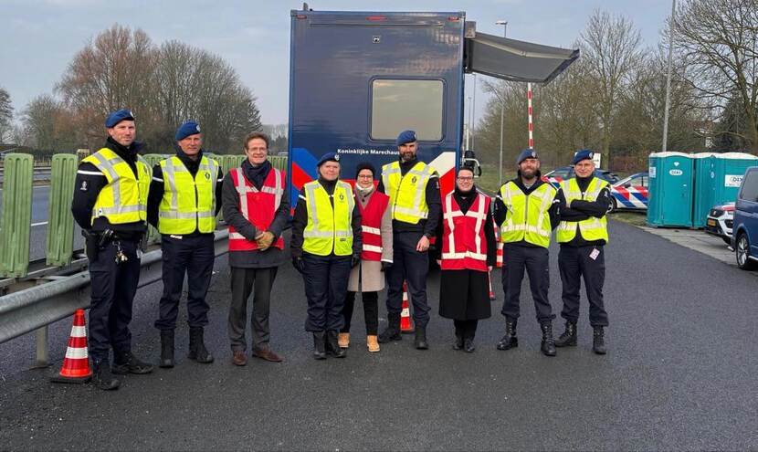 Groepsfoto van commandant Annelore Roelofs met medewerkers.