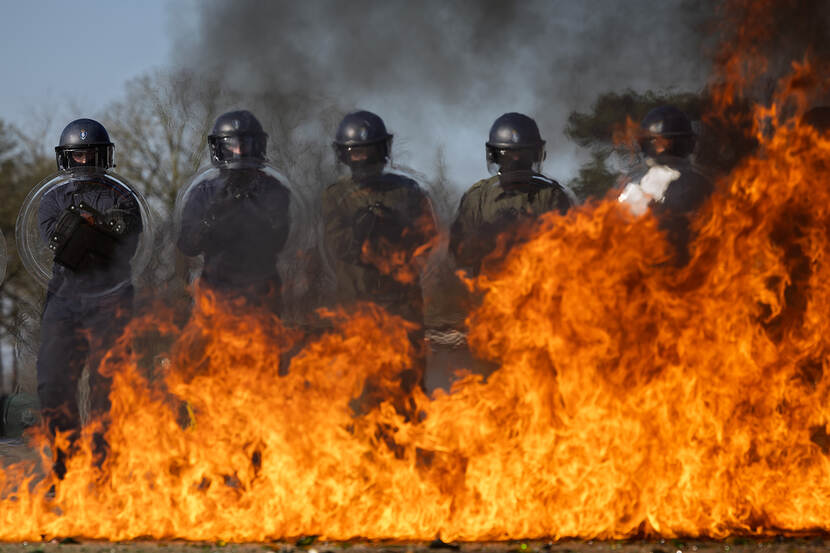 Marechaussees van de LBO bewegen zich door een vuurzee
