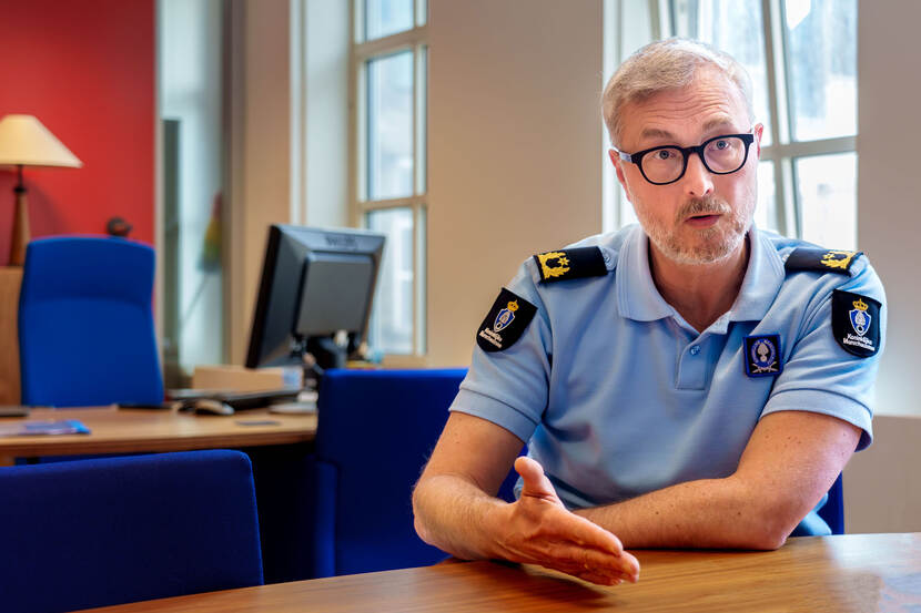 Close-up van generaal Bart Hulsbosch tijdens interview.