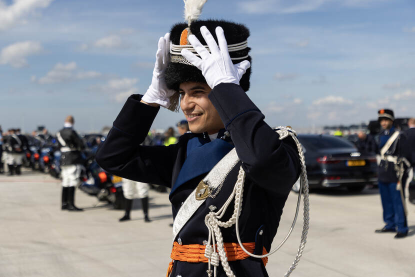 Marechaussee in ceremonieel tenue.