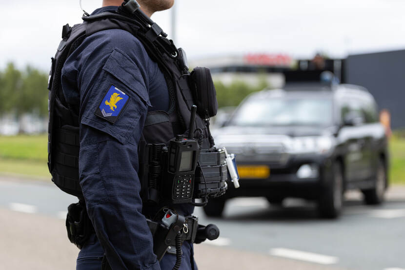 Marechaussee van de GBB op Schiphol.