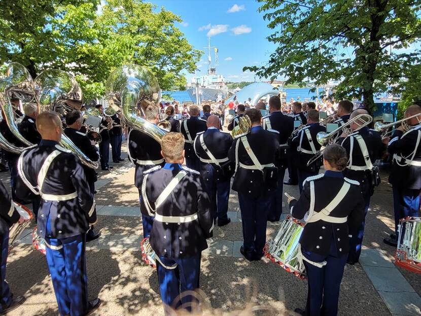 Het orkest van de KMar tijdens een optreden in Canada.