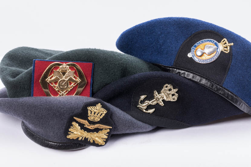 Baretten van verschillende krijgsmachtonderdelen