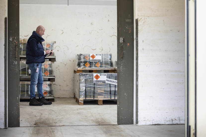 Marco Goeree controleert munitie in een van de opslagplaatsen van Defensie.