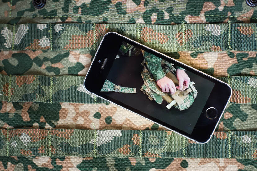 Smartphone met video-instructie over nieuwe STRONG-uitrusting.