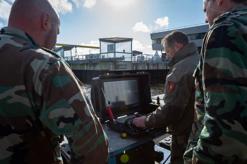 De Sea Wasp wordt bestuurd vanaf een beeldscherm.