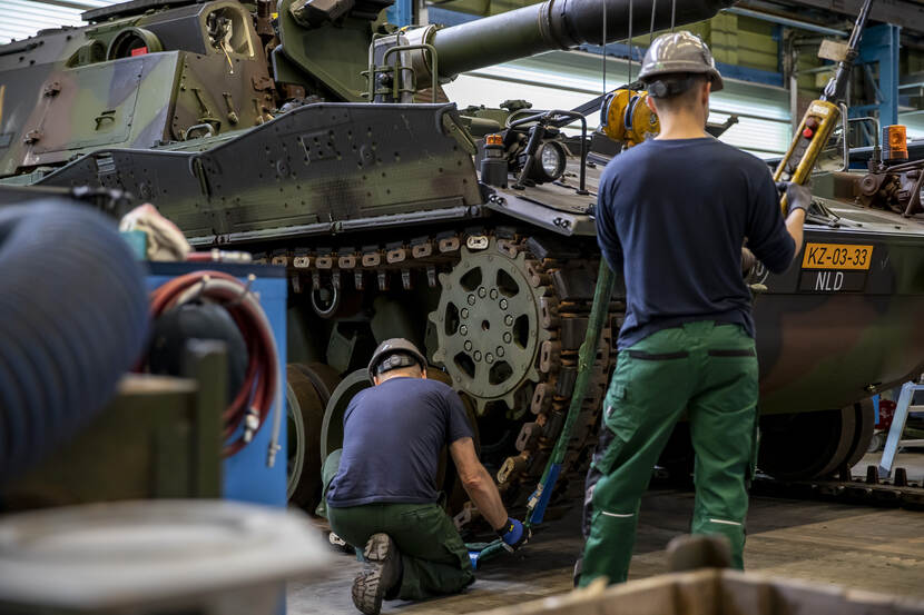Onderhoud aan een Pantserhouwitser 2000NL.
