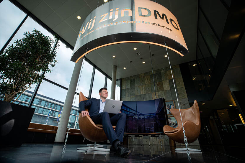 Dennis Neven in de lobby van het DMO-gebouw.