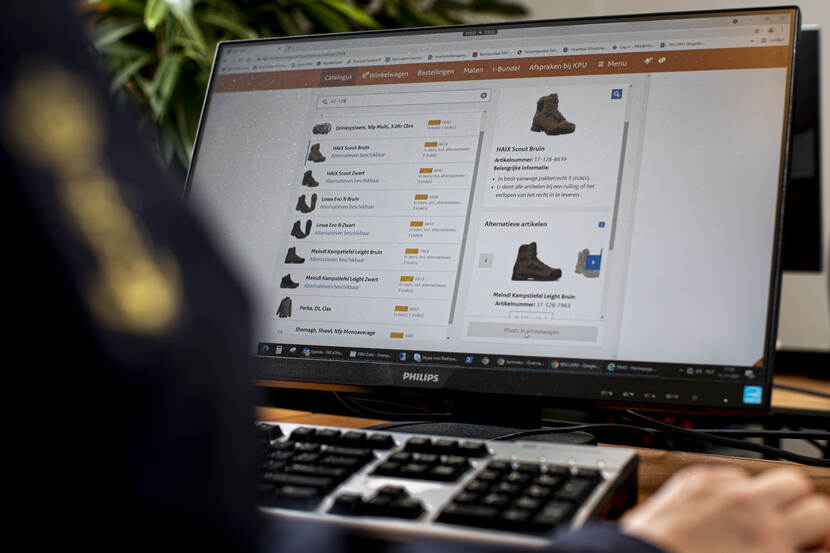 Beeldscherm met de nieuwe KPU-webwinkel.