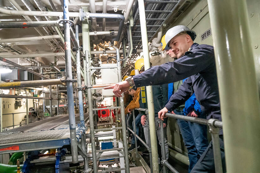 Aan boord van Zr.Ms. De Ruyter in de tandwielkastruimte.