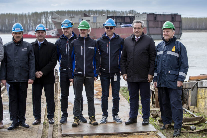 Vertegenwoordigers van Damen Shipyards en rechts kapitein ter zee (TD) Glijn van Marion