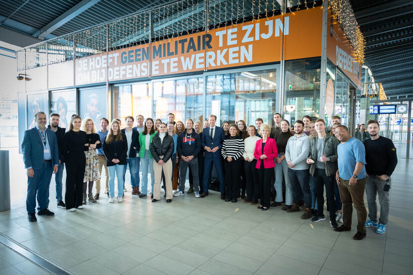 Groeps foto voor pop-up store DMO op Utrecht Centraal