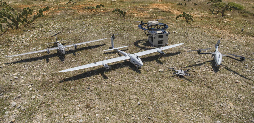 Verzameling verschillende soorten drones op de grond.