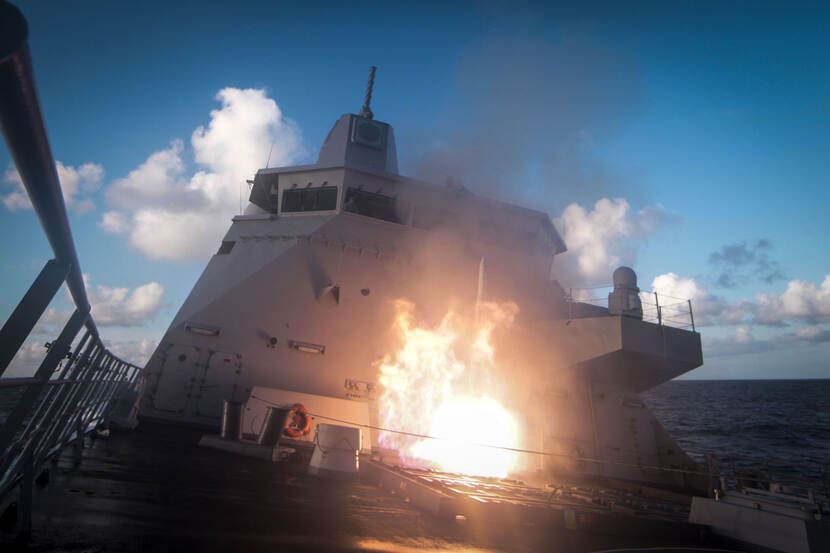 De Zeven Provincien vuurt in 2014 een ESSM Sea Sparrow af.