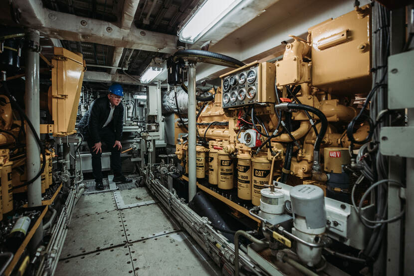 Remco Bouma onder het ruim van een LCU.