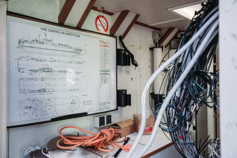 Een veiligheidsinstructie op een wand in het schip.