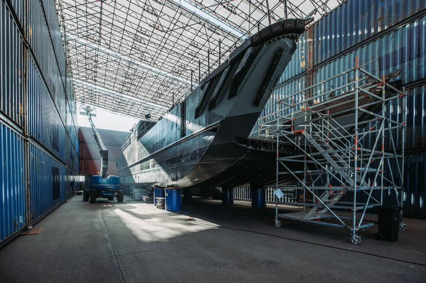 Het 30 meter lange schip tussen de containers.