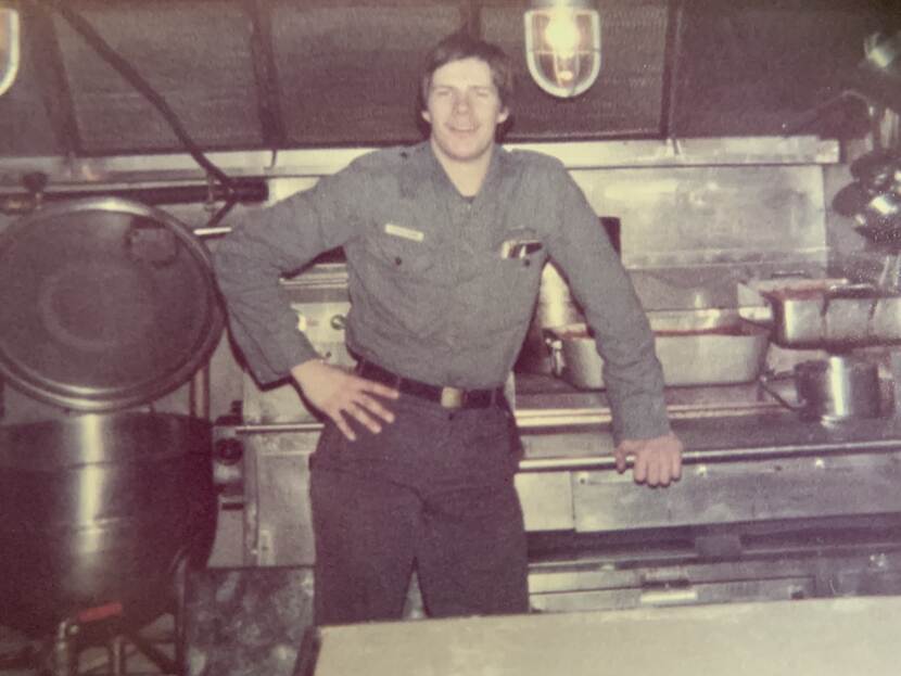 Oude foto van Jan Broekhuizen in de kombuis van de Mercuur.