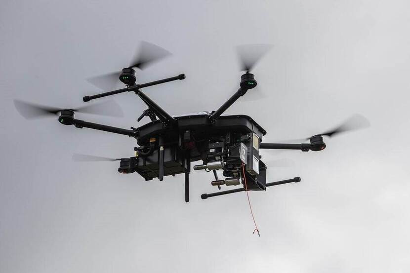 Een drone in de lucht.