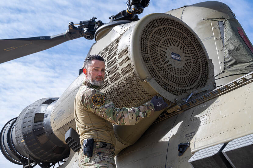 De Technische Dienst zet in Irak speciale filtersystemen op de motor, EAPS-trommels (Engine Air Particle Separators) genaamd, om deeltjes uit de lucht te filteren.