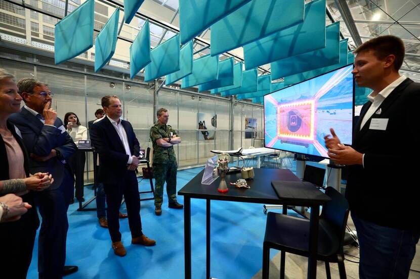 Een ontwikkelaar geeft een presentatie aan staatssecretaris Tuinman.