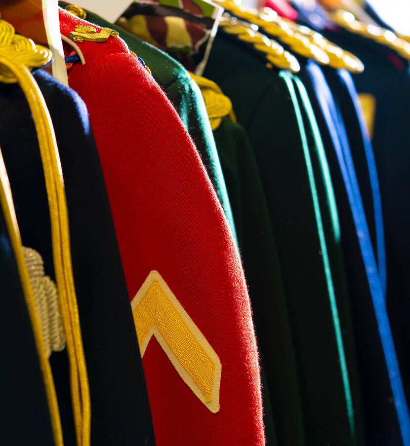 ceremoniële tenues hangen op een rijtje