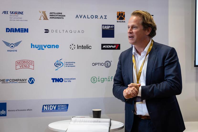 De staatssecretaris opende het Nederlandse paviljoen op de beurs.