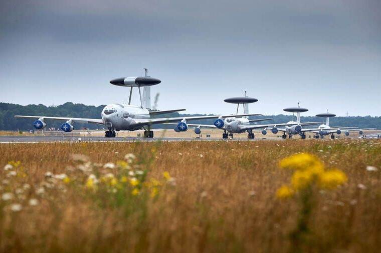 enkele Boeings E-3A op een landingsbaan, die nu als Awacs-toestellen worden gebruikt