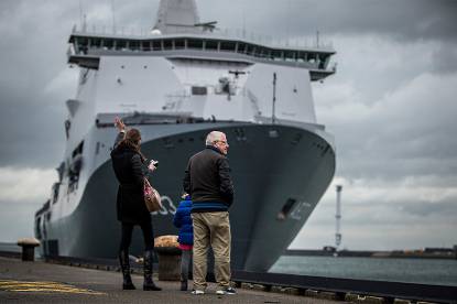 Karel Doorman op weg naar West-Afrika Nederlands marineschip brengt hulpgoederen bestrijding ebola