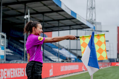 Franca Overtoom als assistent-scheidsrechter