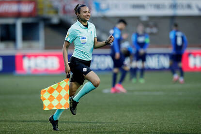 Franca Overtoom als scheidsrechter