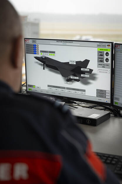 Vanuit de bedieningstoren worden de vliegtuigen waarop de brandblusoefeningen worden gehouden in de gaten gehouden.