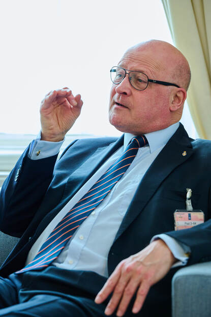 Ploeg praat en gebruikt daarbij zijn handen.