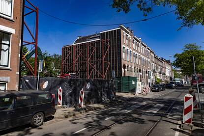 Vooraanzicht van het gat in de Claes de Vrieselaan.