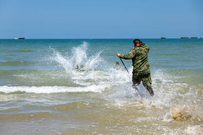 Drie fuseliers springen in zee