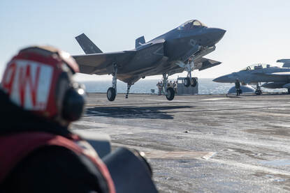 Een F-35C Lightning II landt op het Nimitz-klasse vliegkampschip