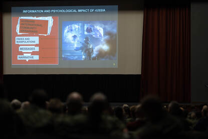 Presentatiescherm, met daarop informatie over de desinformatiecampagne van de Russen.