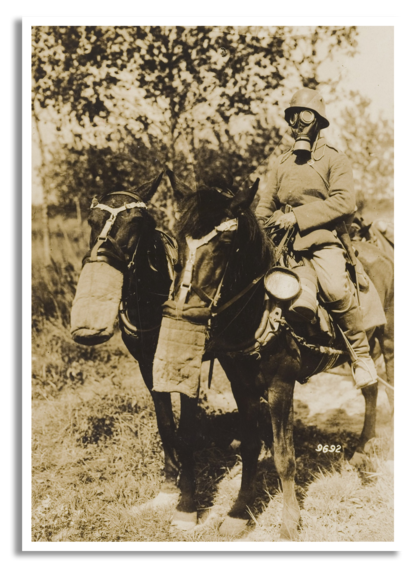 Een Duitse militair te paard met gasmasker. Ook de paarden dragen een gasmasker.