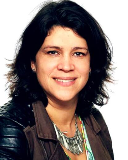 Portret van vrouw met zwart haar, zwart leren jasje en zilveren ketting