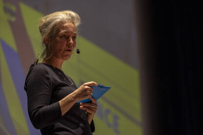 Barbara Goezinne praat door een microfoon.