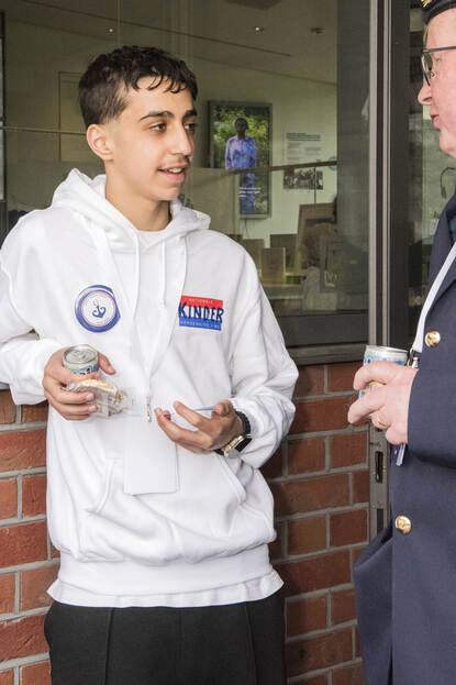 Ezzat in gesprek met een veteraan.