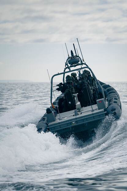 Een snelle onderscheppingsboot in actie.