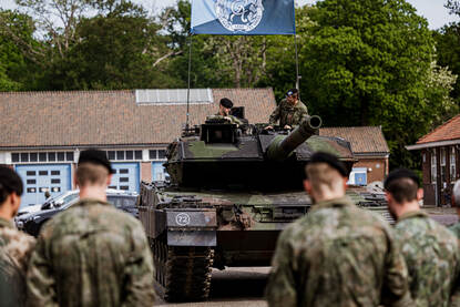 Militairen op een tank.
