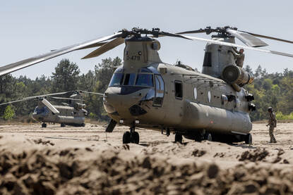 links: Een helikopter landt, rechts: militairen rennen over een stuk zand.