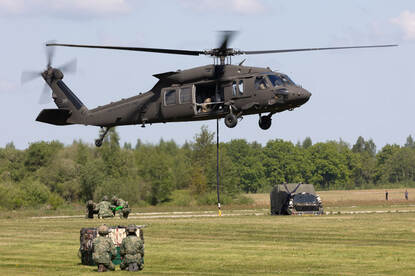 Twee foto’s van helikopters in actie tijdens een oefening.