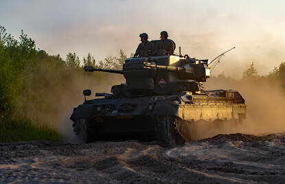 Een PRTL en een YPR-765 in het veld.