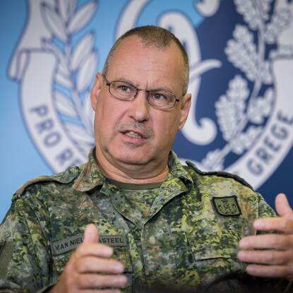 beide militairen in gevechtspak.