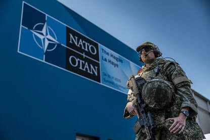 Een militair beveiligt de NAVO-top in Den Haag.