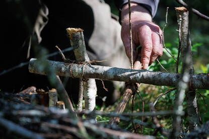 Een groep militairen luistert naar een instructeur. Ze leren onder meer hoe ze vallen kunnen zetten.