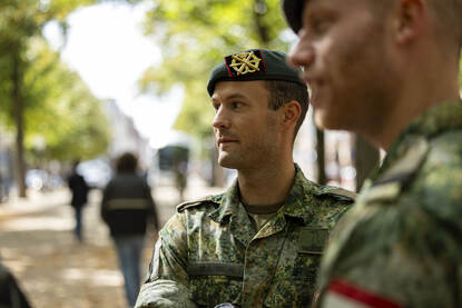 Links de breed lachende opperwachtmeester Youri, rechts een serieus kijkende luitenant Stan.